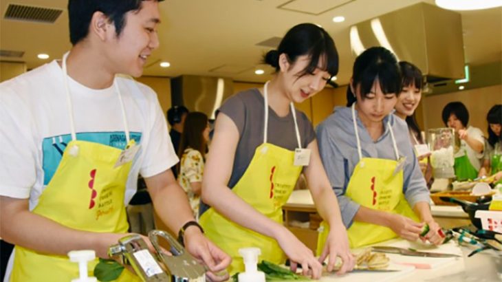 大学対抗！余った食材で料理対決　食品ロス解消イベント